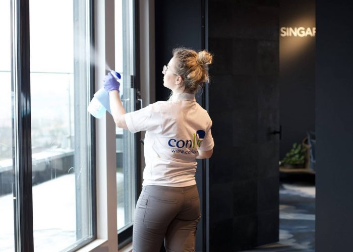 Conluo medarbeider rengjør vinduer